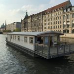 Séjourner dans un logement flottant à Berlin : découvrez la vie sur les eaux de la Spree